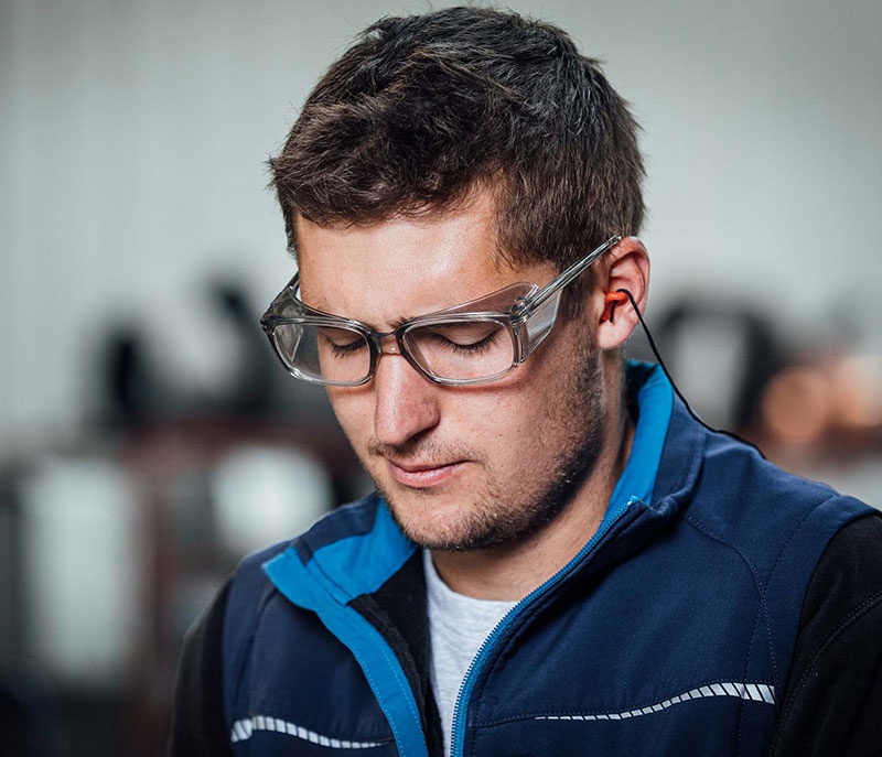 Bitsche Optik Arbeiter mit Arbeitsschutzbrille und angepasstem Gehörschutz