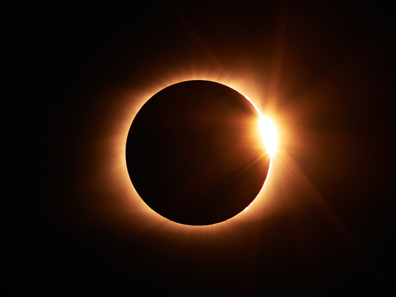 Dunkelheit + Licht: Schutzbrillen für partielle Sonnenfinsternis