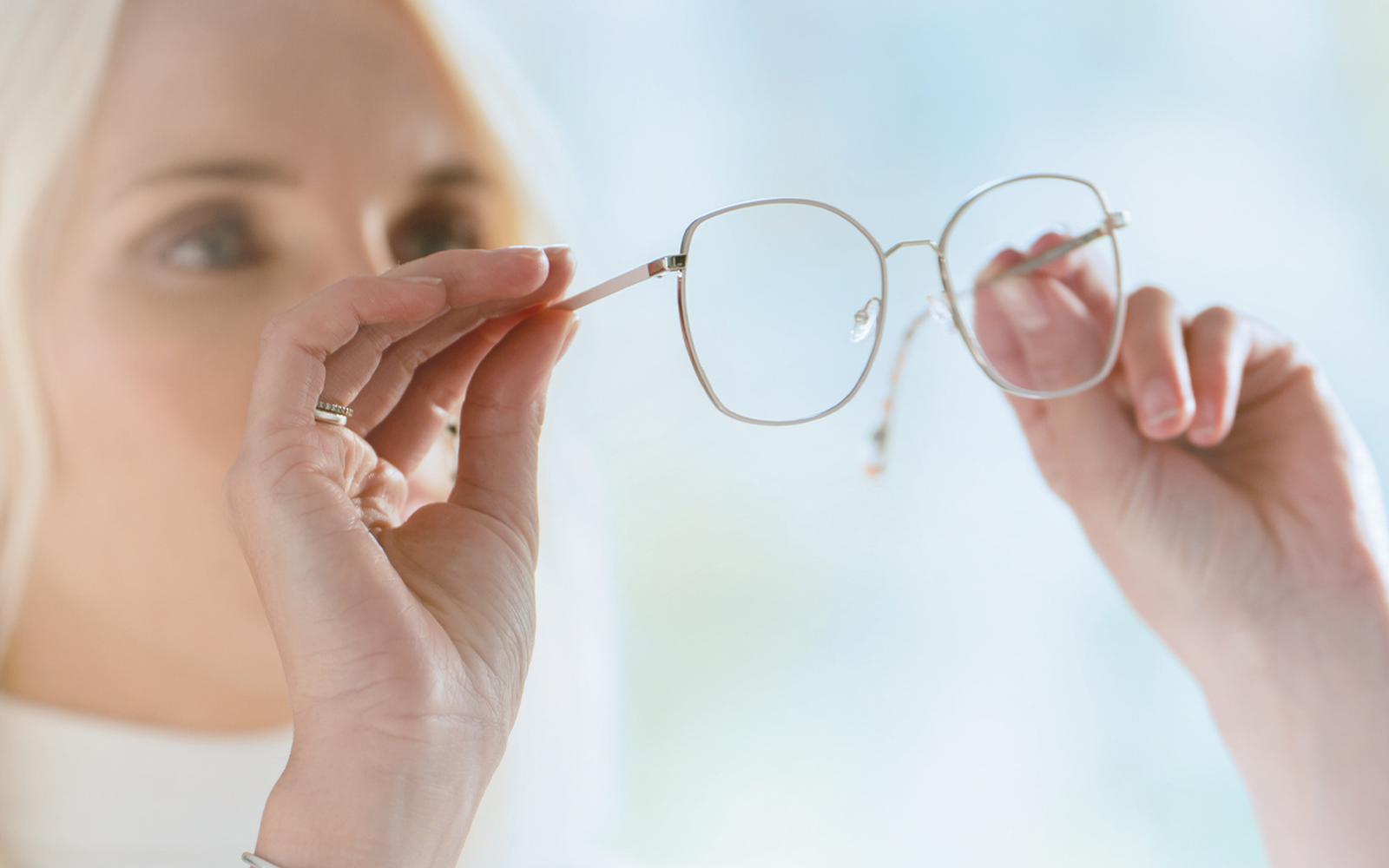 Tag der Brille: Mit Brillengläsern die Viren abwehren