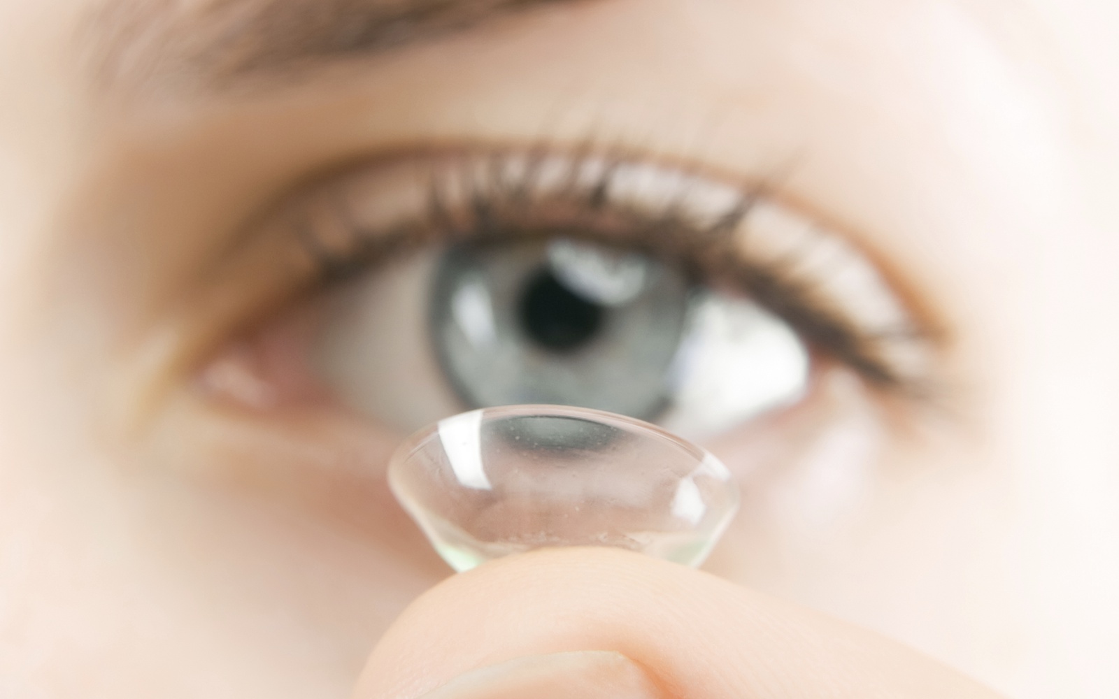 Kontaktlinsenträger sollten trotz Krise nicht nachlässig werden